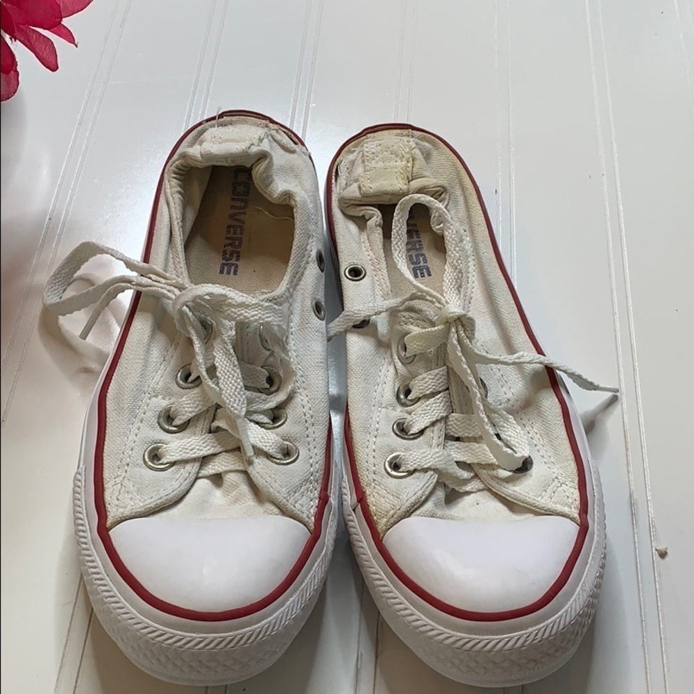 Converse All Star White low profile w red accents. CON0339